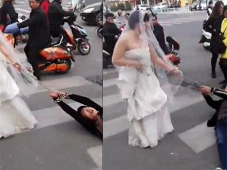 Chú rể bất trị gặp cô dâu hung hãn: Dùng xích sắt trói tay rồi kéo lê về nhà tổ chức hôn lễ
