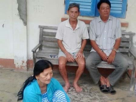 Công an xin lỗi 4 người đánh bài ăn thịt gà ở Cà Mau