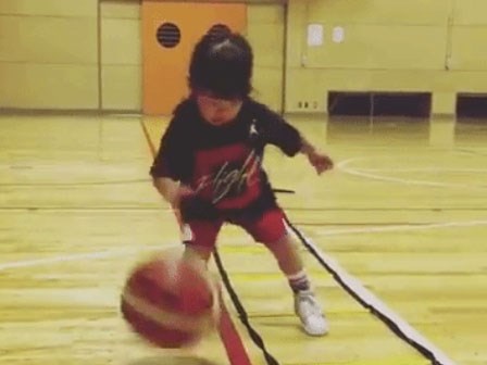 Xem cô nhóc chơi bóng rổ siêu đáng yêu, ai cũng muốn có một cô con gái!