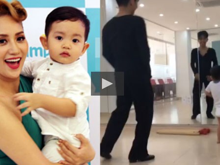 Con trai Khánh Thi thích thú tập 'khiêu vũ' cùng bố mẹ