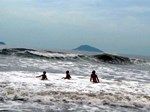 Sóng lớn bất ngờ ập vào bãi biển cuốn theo nhiều du khách-1