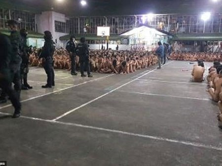 Tranh cãi trăm tù nhân Philippines phải khỏa thân ngoài trời