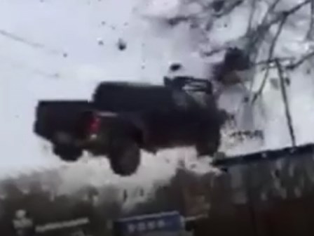 Chạy trốn cảnh sát với tốc độ 185 km/h, xe bán tải... 