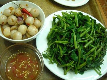 Rau muống luộc, nên chấm mắm hay chấm tương?