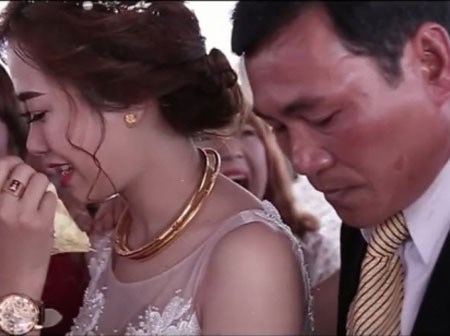 Phút trải lòng của cô dâu xinh đẹp có cha bật khóc trong đám cưới