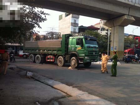 Người phụ nữ gánh rau bán rong tử vong dưới bánh xe tải