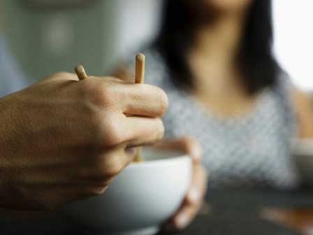 Đang ăn cơm mà chồng tôi đập luôn bát trên tay chỉ vì 200 triệu tôi đưa cho bố