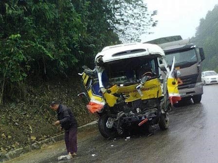 Xe buýt nát bươm sau cú tông xe tải, 9 người thương vong