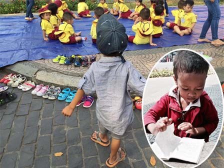 Mẹ cậu bé lượm ve chai trong bức ảnh xếp dép: