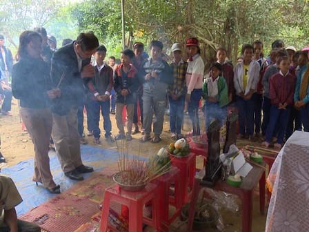 Ba học sinh rủ nhau ra suối bắt cá, 2 em tử vong, 1 em cấp cứu vì ăn trứng cóc