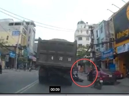 Clip: Dân mạng lùng tìm ôtô mở cửa vô ý thức suýt làm 2 em nhỏ chết dưới bánh xe tải