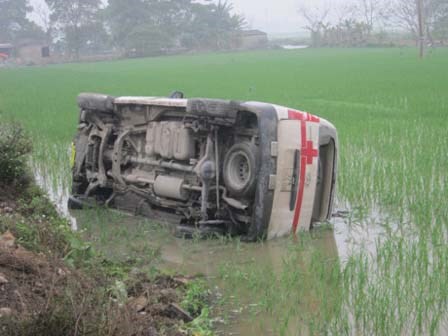 Xe cứu thương lao xuống ruộng, dân phá kính cứu bệnh nhân