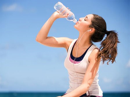 Những sự thật bất ngờ xảy ra với cơ thể khi uống nước ở tư thế đứng