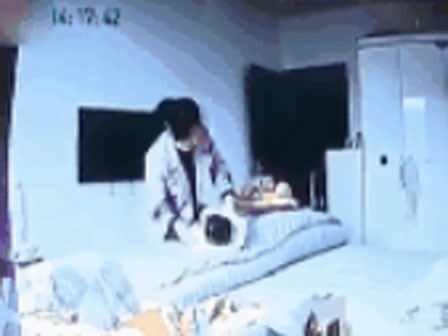 Đặt camera trong nhà, mẹ chết lặng khi thấy người giúp việc tát, mắng con gái mới 4 tháng tuổi thô bạo