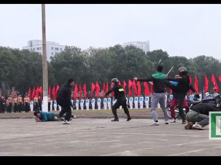 Video: Cảnh sát đặc nhiệm quật ngã đối tượng quậy phá bằng xe máy