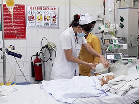 Bé 17 tháng ngã cắm đầu vào xô nước, bác sĩ tiếc vì cha mẹ không biết sơ cứu