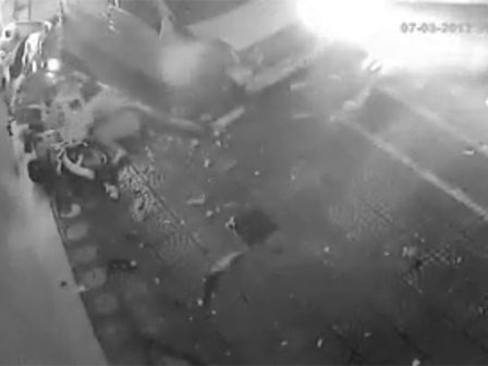 Clip: Ô tô mất lái đâm hàng hàng loạt phương tiện, 6 người bị thương ở Hà Nội