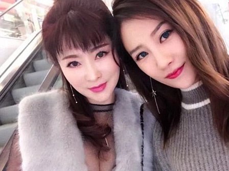 Lại xuất hiện bà mẹ U50 đã nghỉ hưu nhưng nhan sắc trẻ trung không kém gì thiếu nữ