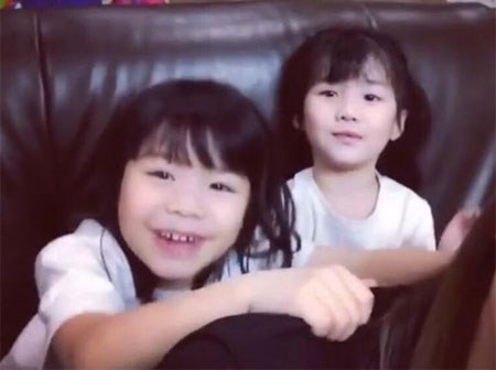 Yêu phát hờn hai cô nhóc 'bắn' tiếng Anh 'siêu chuẩn'