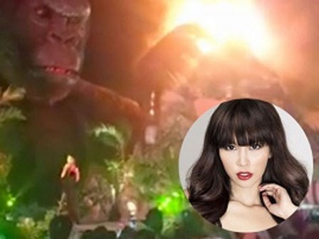 Hà Anh nói hăng say khi mô hình Kong 1 tỷ phía sau cháy rừng rực