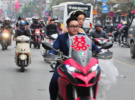 Đoàn rước dâu bằng xe phân khối lớn 'đại náo' đường phố Hải Phòng