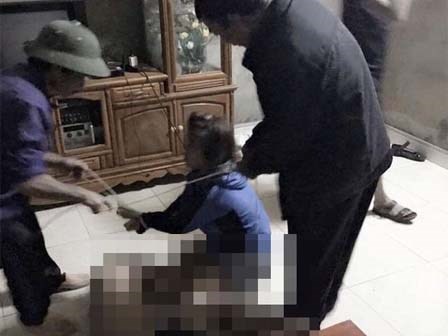 Nhà mất điện, mẹ chồng soi đèn pin thấy con dâu ở trong nhà với trai lạ