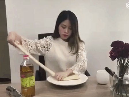 Cô gái văn phòng tái xuất khi tự nhào bột làm mì tương đen cực chất