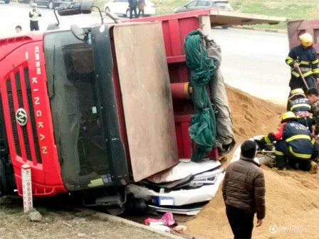 Bất ngờ lật nhào, container chở cát