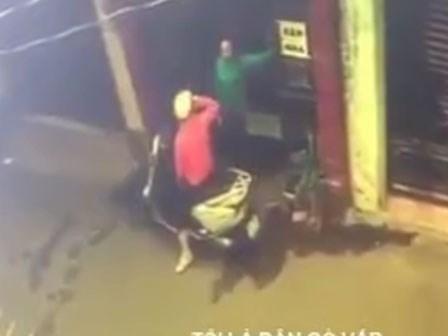 Clip: Vài giây lơ là, người phụ nữ bị cướp giật điện thoại ngay trong hẻm nhỏ ở Sài Gòn