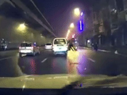 Lao thẳng vào ô tô, chàng trai khiến cả phố 