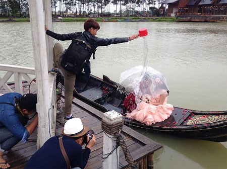 Cười đau ruột với hậu trường bộ ảnh cưới bá đạo có 1 không 2