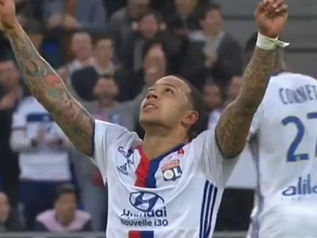 Siêu phẩm từ giữa sân của tiền vệ Memphis Depay