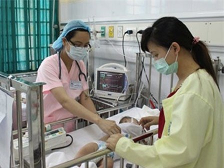 Nước mắt của bà mẹ có con sơ sinh phải thở máy vì ho gà