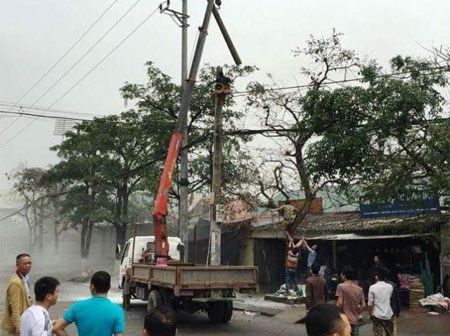 Hà Nam: Một công nhân bốc cháy nghi ngút trên cột điện