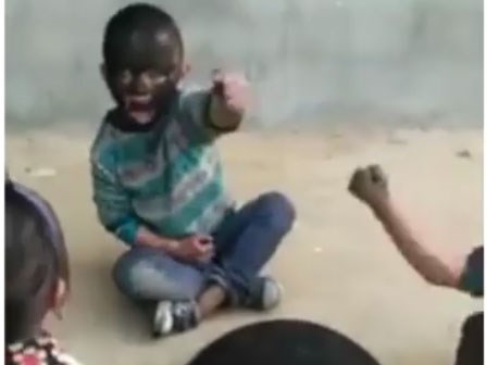 Cười ngất với trò chơi bôi nhọ nồi lên mặt