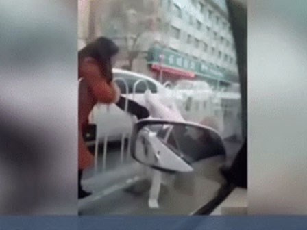 Đừng dại trèo qua lan can chắn đường nếu không muốn dở khóc dở cười như người đẹp chân dài này