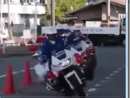 Xem cảnh sát Nhật trình diễn kỹ năng lái mô-tô