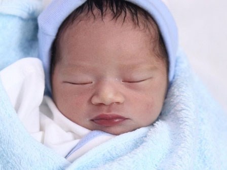 Bé gái sơ sinh đẹp như thiên thần bị mẹ bỏ rơi ở bệnh viện TP.HCM