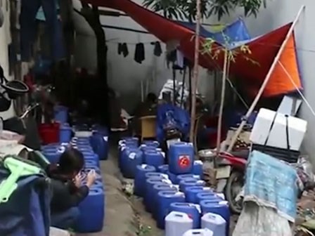 Hãi hùng công nghệ sản xuất rượu bằng hóa chất trong 15 phút