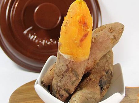 Nướng khoai lang trong nồi đất: Cách hay để khoai vừa ngon lại không lem tay!