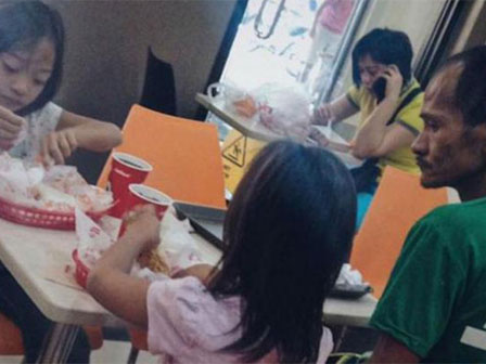 Câu chuyện đằng sau bức ảnh người cha khắc khổ bật khóc bên đường khi hay tin con ốm mà không có tiền về nhà gây chấn động thế giới-6