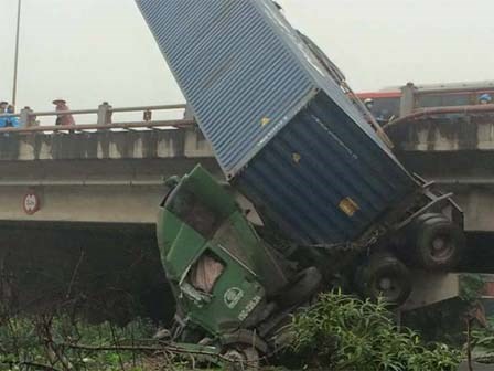 Tai nạn liên hoàn, xe container cắm đầu xuống chân cầu