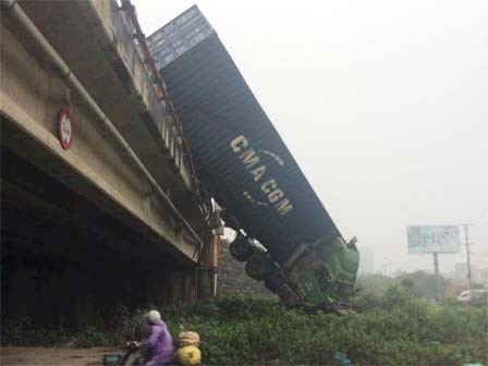 Hiện trường 3 xe container đâm liên hoàn, cắm đầu xuống cầu Thanh Trì