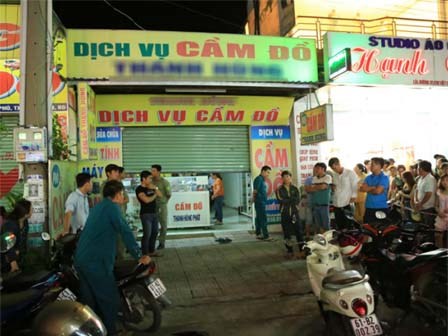 Thi thể người đàn ông treo lơ lửng giữa tiệm cầm đồ