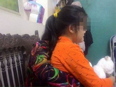 Mẹ bé 12 tuổi bị thiểu năng ở Bắc Giang tố cáo hàng xóm rủ con chơi trò con mèo để xâm hại