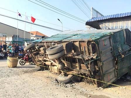 Cô gái mua nước uống bên đường bị xe tải lật đè tử vong