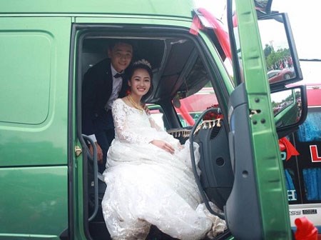 Rước dâu bằng cả dàn xe tải, cô dâu cười mãn nguyện vì đã 'lừa' được chú rể
