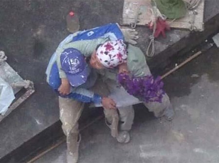Ngày Quốc tế hạnh phúc, ngắm khoảnh khắc cặp đôi công nhân ôm hôn nhau giữa lấm lem...