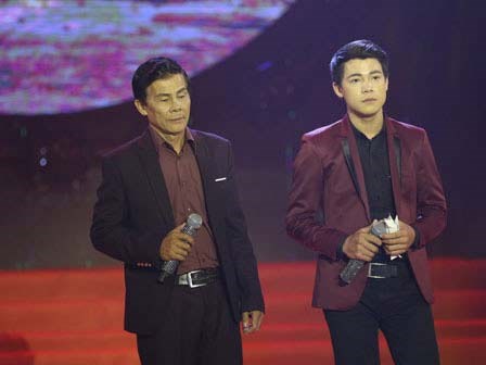 Chàng trai bán kẹo kéo học hết lớp 2 hát Bolero