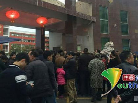 2 học sinh trường Marie Curie TP.HCM bị chém vì mâu thuẫn trên mạng-2